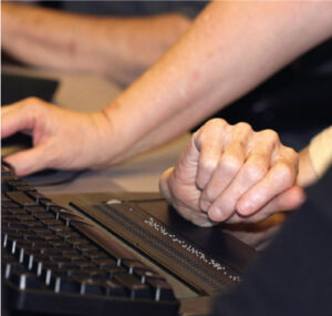Fotografía de 2 personas utilizando un computador