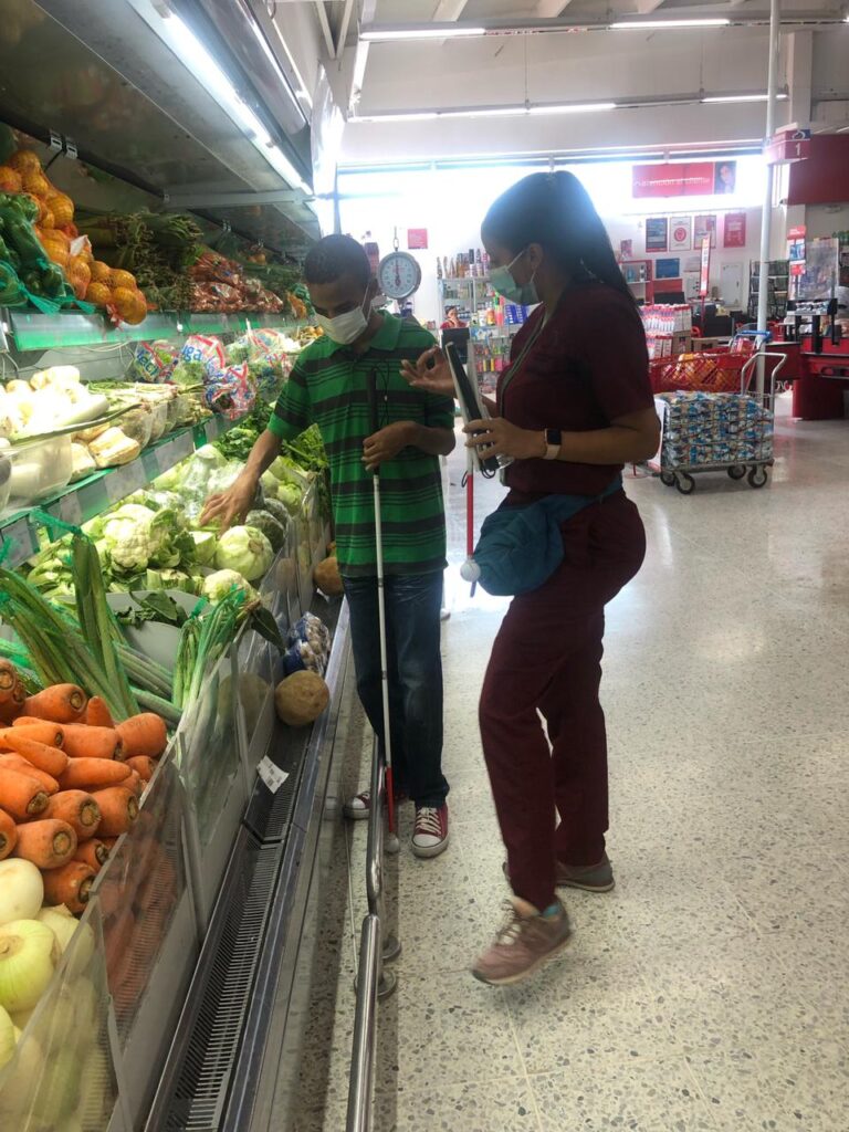 dos personas con discapacidad visual haciendo compras en un supermercado