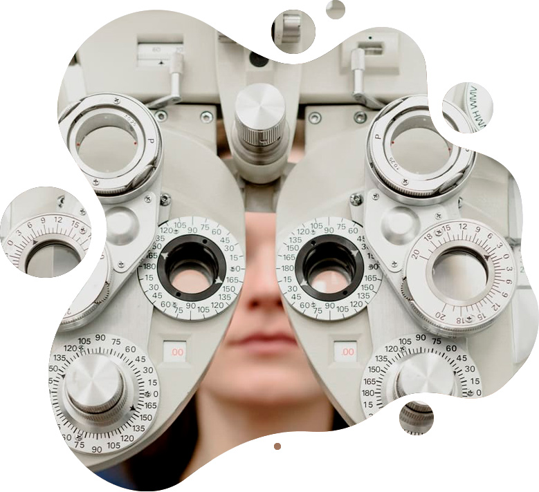 Fotografía de una persona con equipo de exámenes de optometría