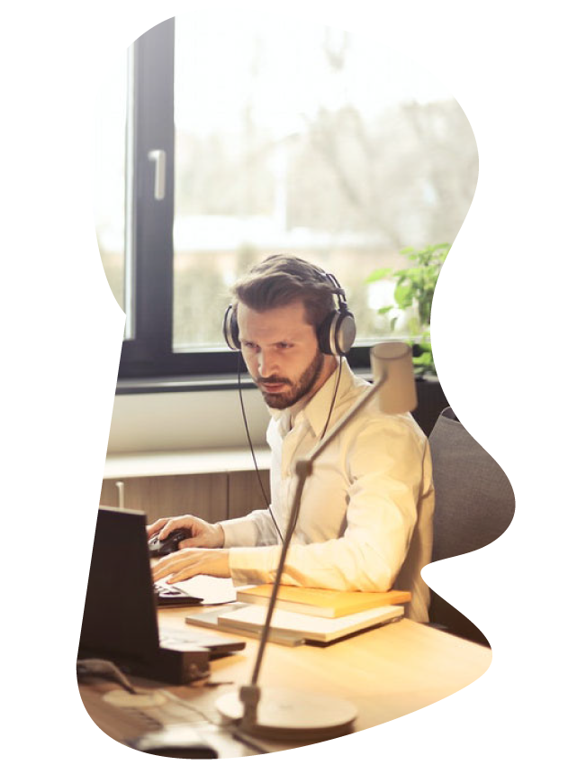 Hombre sentado en computador trabajando