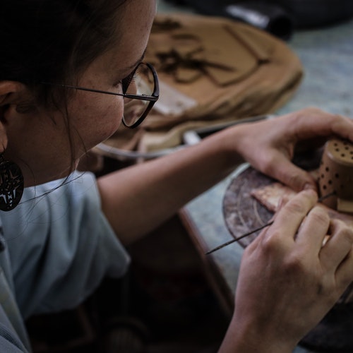 Una mujer haciendo manualidades con cerámica