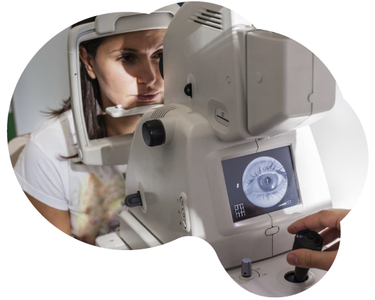 Procedimiento de examen de retina en una mujer