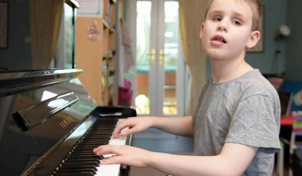 niño con discapacidad visual tocando piano